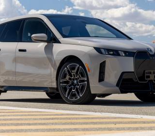 Prezentare generală a BMW iX xDrive45 2025: crossover electric actualizat cu confort premium și inovații